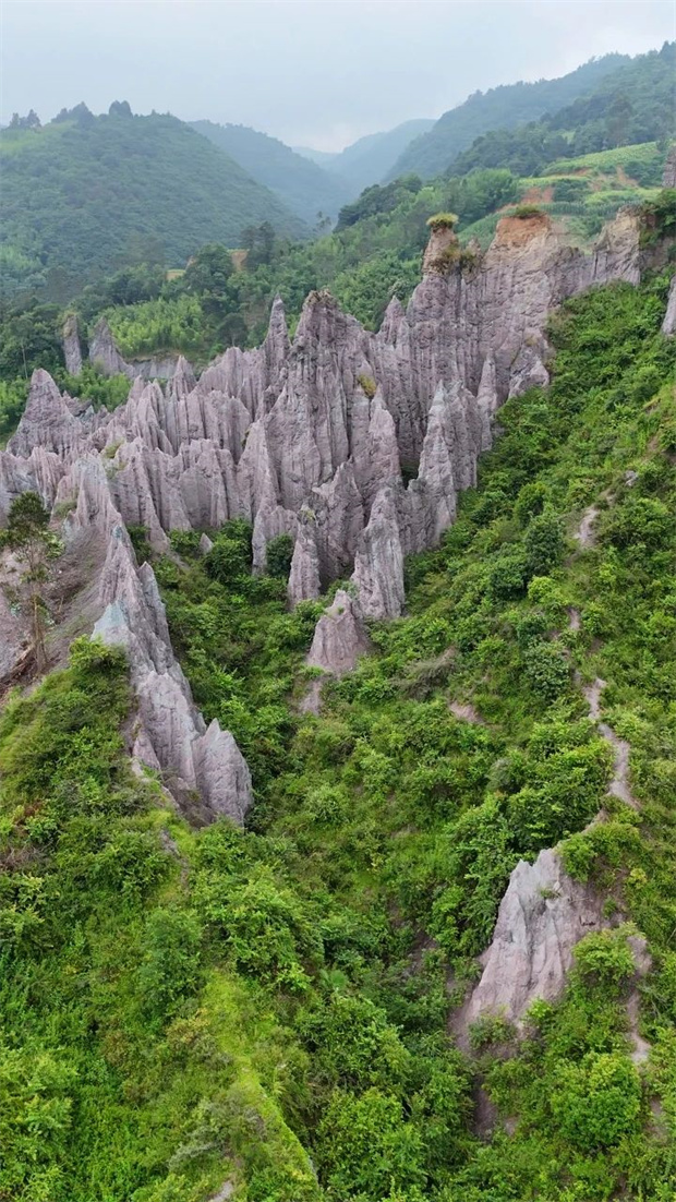 云南旅游,云南旅行社,云南团建公司,云南策划公司,昆明旅游,昆明旅行社,昆明团建公司,昆明策划公司,昆明会议会展：鬼斧神工！昆明居然还有块藏在山水间的“七彩土林”秘境~